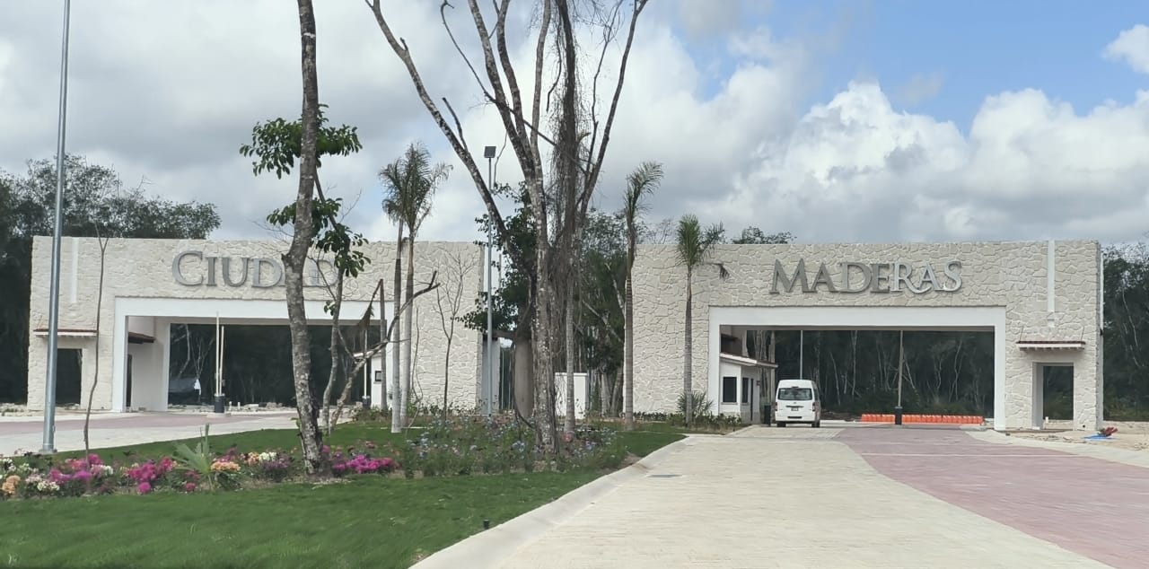 Acceso terminado de Ciudad Maderas